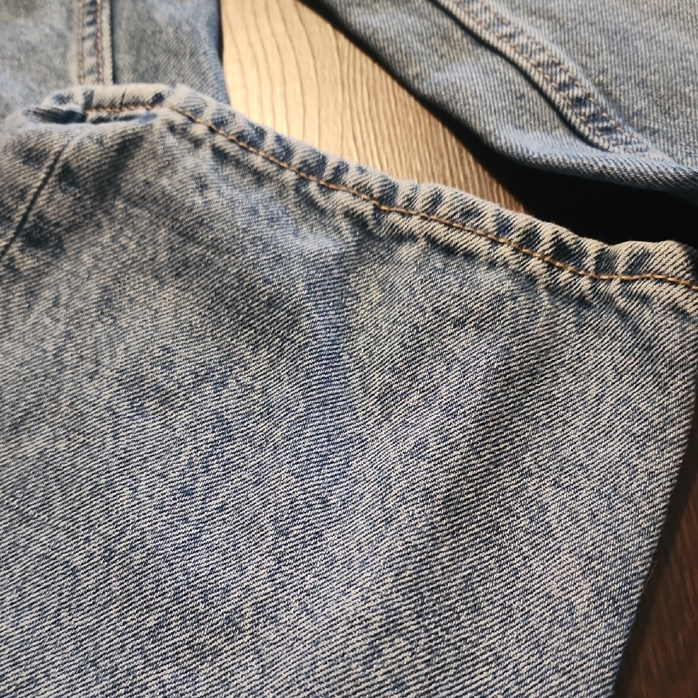 Old Navy Women's Light Blue Relaxed Jeans - Picture 2 of 9